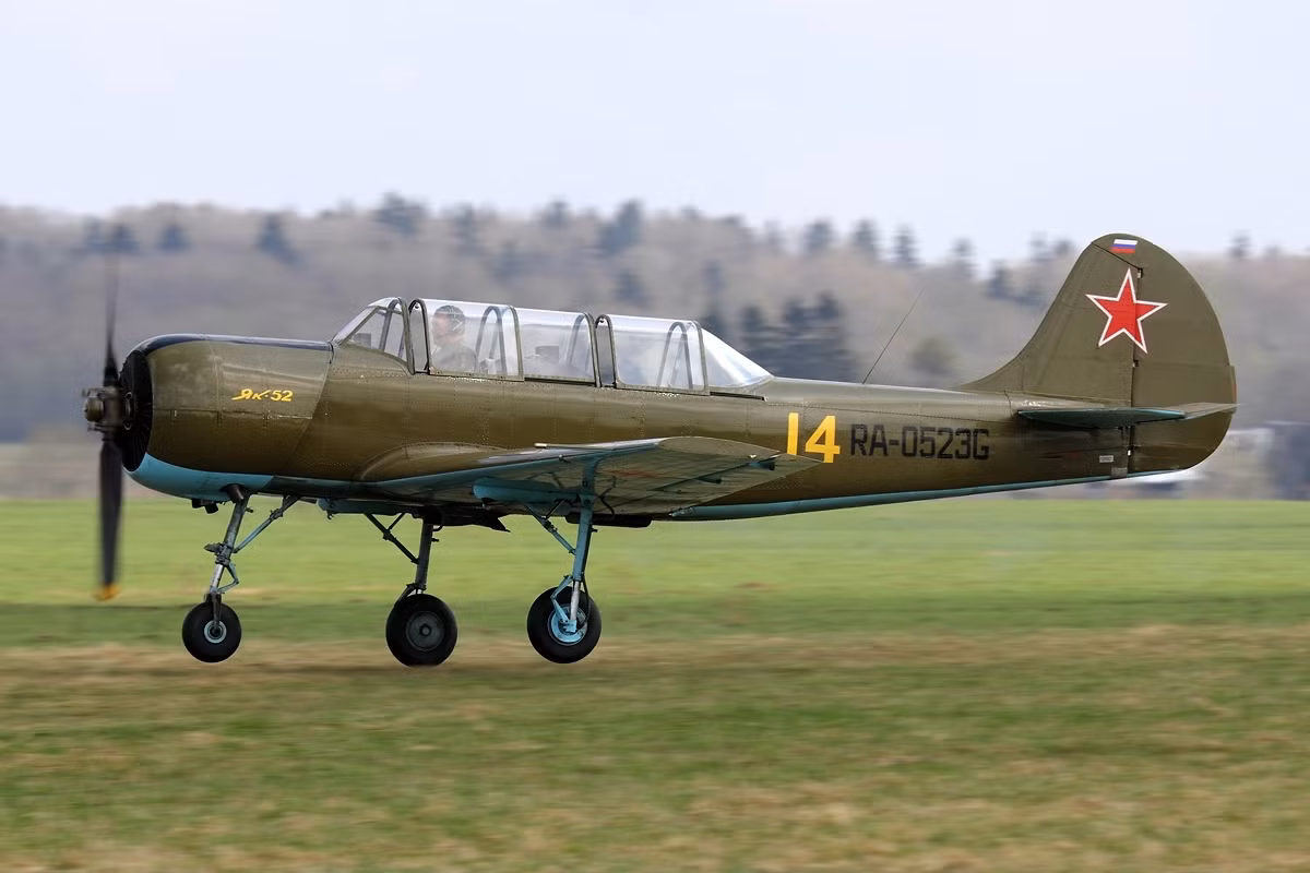 Ban đầu, Cục thiết kế Yakovlev chế tạo Yak-52 như một máy bay huấn luyện nhào lộn cho Không quân Liên Xô. Tuy nhiên trong quá trình đưa vào trang bị Yak-52 đã thể hiện mình phù hợp với một nhiệm vụ khác đó là làm máy bay huấn luyện cơ cấp. Nguồn ảnh: RussiaPlanes.