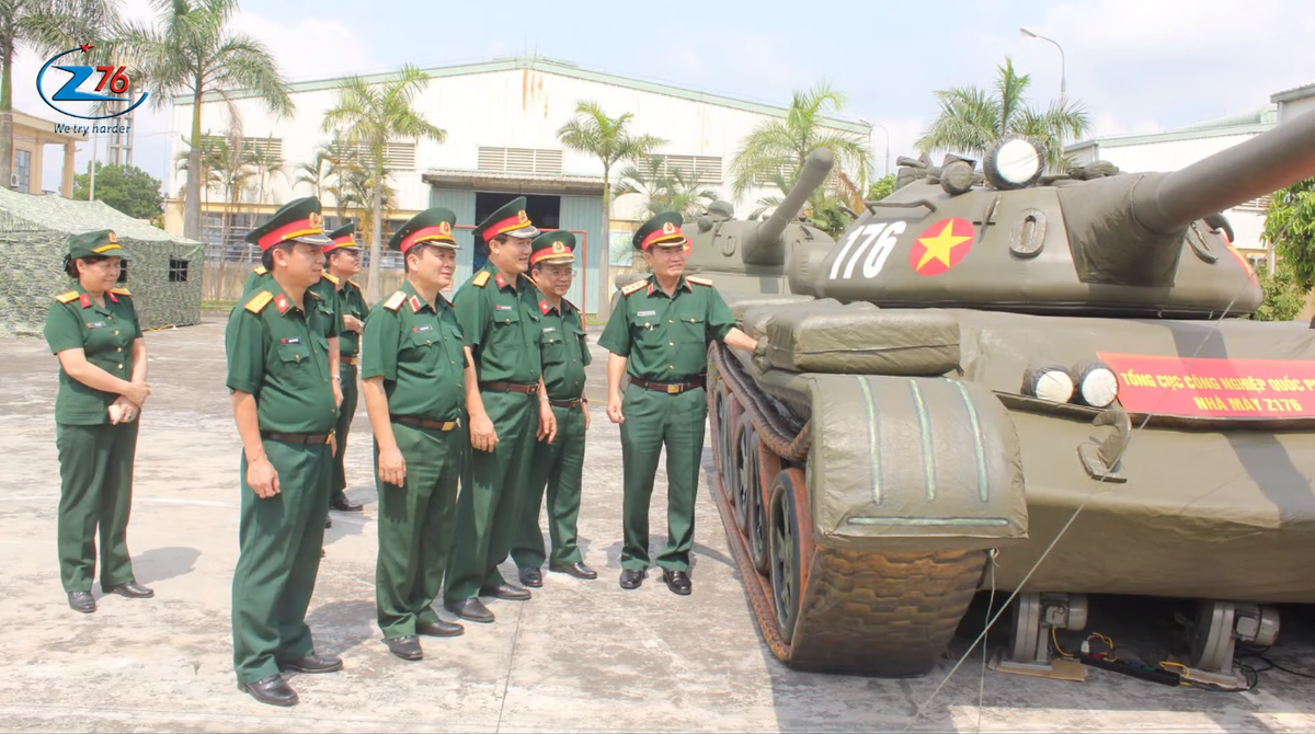 Được biết trọng lượng trung bình của một khí tài bơm hơn là 30 kg, được làm bằng vải không ngấm nước và chiếm ít thể tích khi gấp lại. Các xe tăng và máy bay tiêm kích bơm hơi đạt kích thước của xe tăng, máy bay thật trong vòng 5 phút, và rất khó để phân biệt chúng với các tổ hợp vũ khí thật ở cự ly 100m. Trong ảnh là khí tài bơm hơi mô phỏng xe tăng T-54/55 cũng do Nhà máy Z176 phát triển. Nguồn ảnh: Nhà máy Z176.