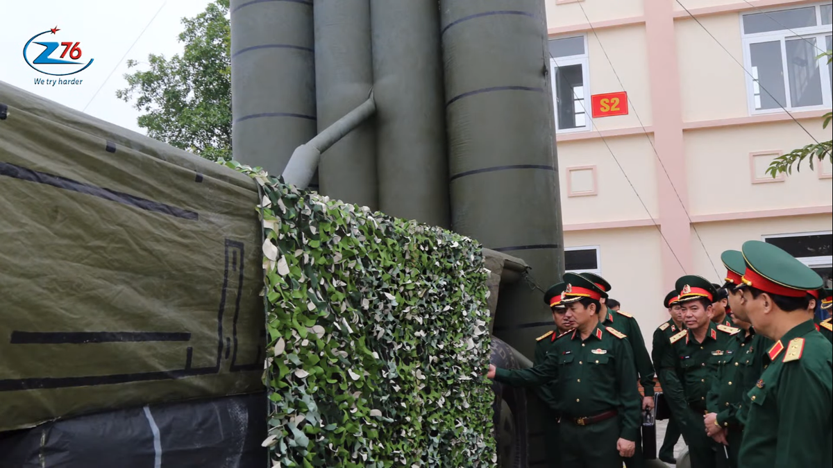 Thậm chí các chi tiết của khí tài bơm hơn cũng được làm giống thật ở mức tối đa khi các ống phóng tên lửa giả của khí tài này còn có thể được dựng đứng lên giống như S-300PMU1. Trong ảnh ta có thể thấy một loạt các xe phóng tên lửa của S-300 và cả một chiếc tiêm kích Su-30 được tạo nên bởi các khí tài bơm hơi do Nhà máy Z176 phát triển. Nguồn ảnh: Quân đội Nhân dân.