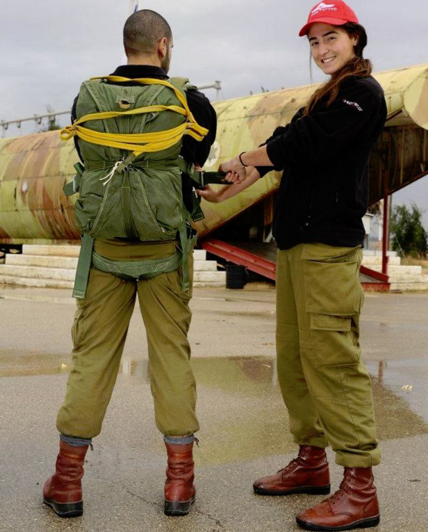 Một nữ quân nhân Israel có vóc dáng cao to không kém nam giới.