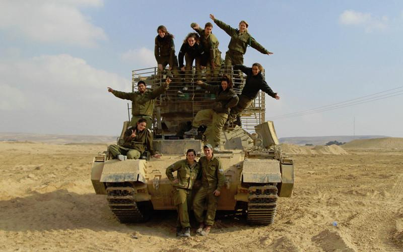 Các nữ quân nhân Israel tạo dáng tinh nghịch bên xe tăng Nagmachon.