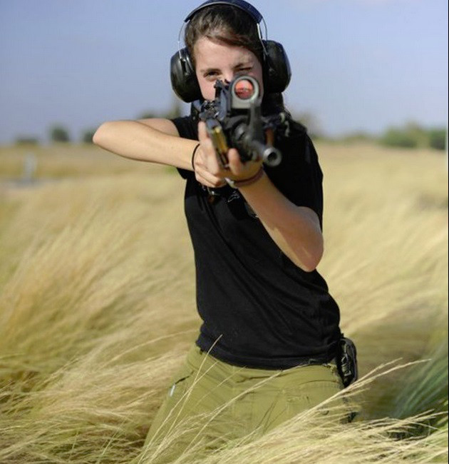 Súng trường Israel trong tay nữ quân nhân.