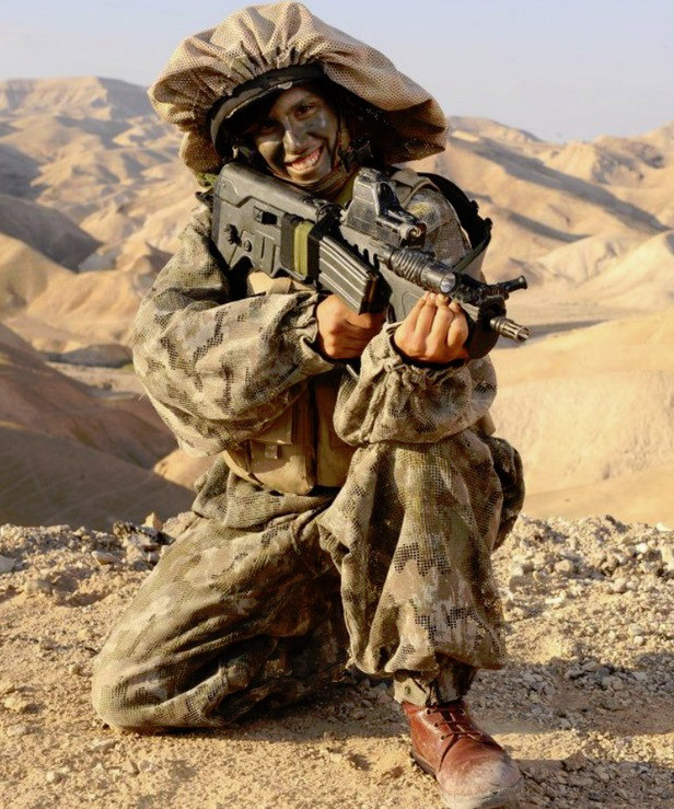 Nữ quân nhân với lớp ngụy trang.