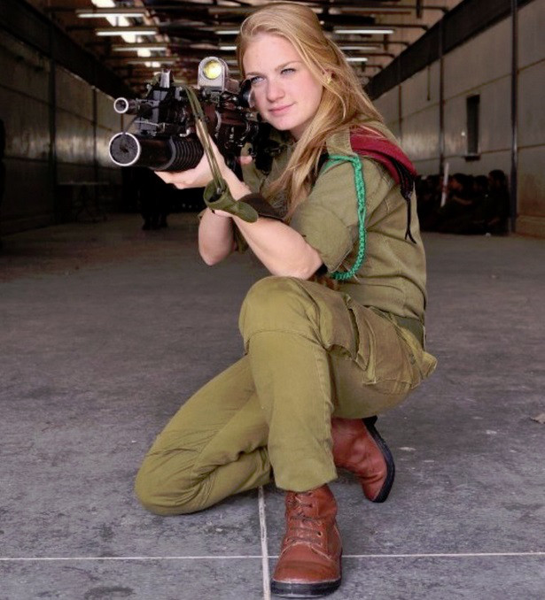 Một nữ binh sĩ Israel với khẩu súng bộ binh rất “khủng”.