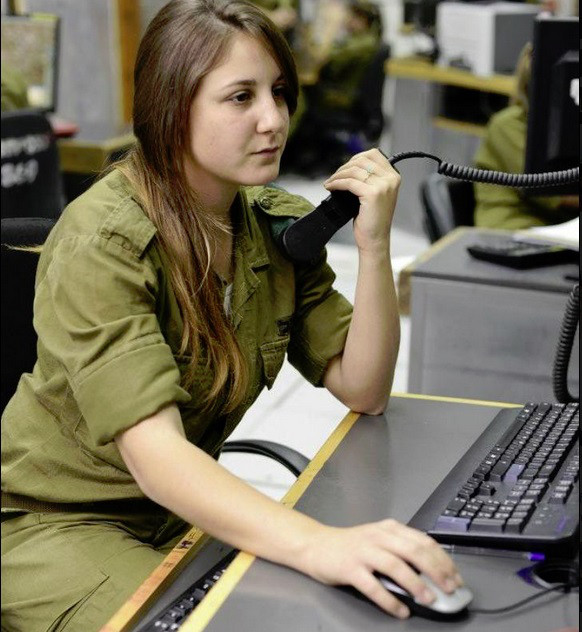 Bên bàn tác chiến điện tử?