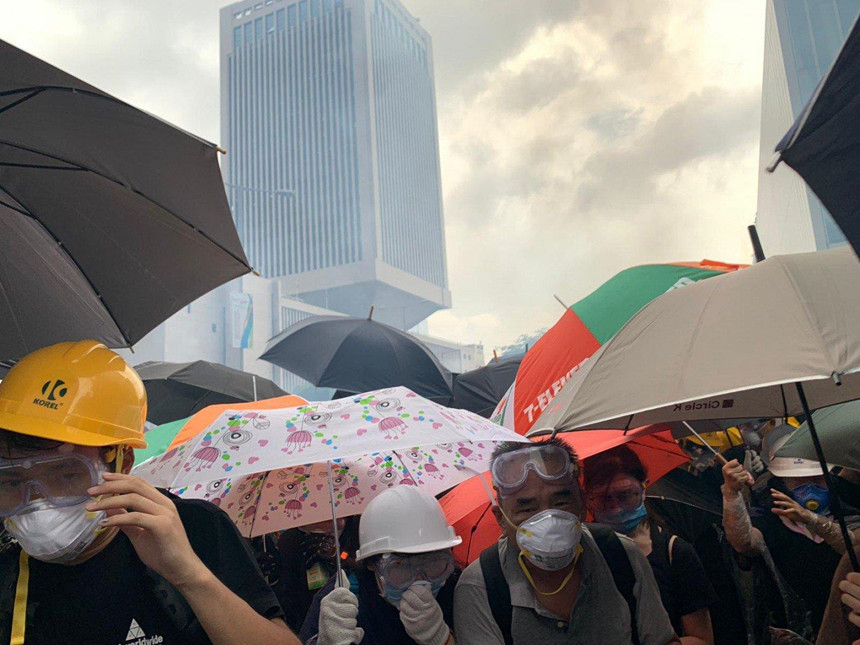 Trước đó, phía cảnh sát đã cảnh báo người biểu tình và kêu gọi họ không tiến gần thêm đến các hàng rào an ninh. Ảnh: SCMP.