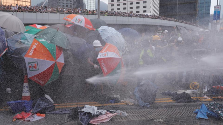 Bên cạnh hơi cay, cảnh sát chống bạo động Hong Kong cũng sử dụng vòi rồng để giải tán đám đông. Ảnh: Reuters.