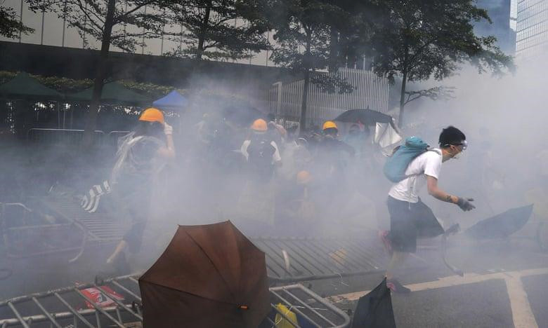 South China Morning Post cho biết vào buổi chiều, cảnh sát đã bắn khói cay và bom khói để ngăn chặn người biểu tình tại trụ sở Hội đồng Lập pháp. Với mỗi đợt bắn khói cay của cảnh sát, đám đông bắt đầu la lên, nhiều người thu dọn dù để rời đi. Các hình ảnh cho thấy cảnh sát đã dùng đến hơi cay, khói cay và vòi rồng, đẩy lùi người biểu tình ở một số đường lớn. Ảnh: AP.