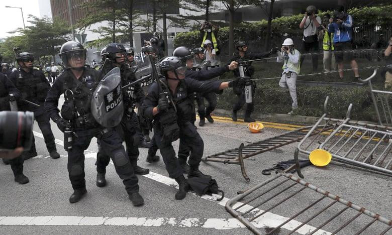 Cảnh sát bắn hơi cay vào người biểu tình. Ảnh: AP.