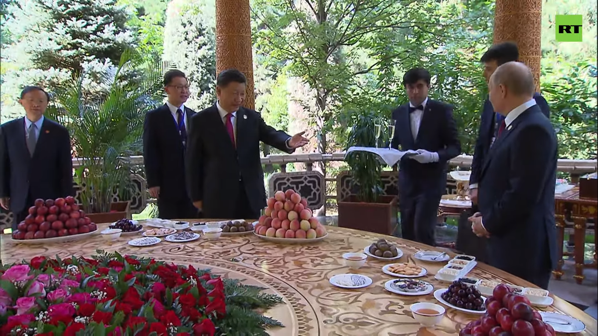 Hai nhà lãnh đạo Nga – Trung Quốc có buổi hội đàm trước thềm Hội nghị thượng đỉnh CICA. Ảnh: RT.