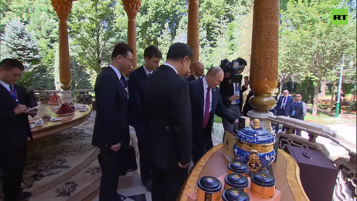 Cũng trong buổi tiệc sinh nhật, Tổng thống Nga đã bày tỏ sự tin tưởng rằng sự phát triển năng động trong mối quan hệ song phương của hai nước sẽ còn tiếp tục kéo dài. Ảnh: RT.