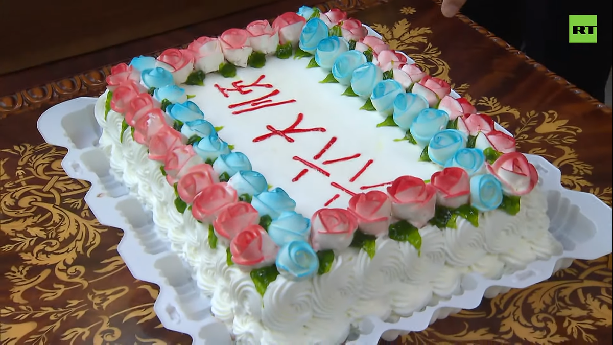 Cận cảnh chiếc bánh sinh nhật Tổng thống Nga tặng cho Chủ tịch Trung Quốc. Ảnh: RT.