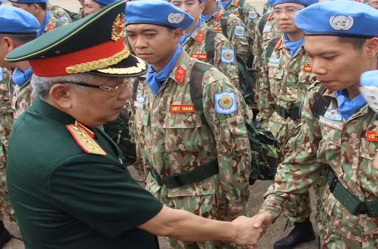 Từ đó cho đến nay số lượng sĩ quan được Việt Nam cử đi theo hình thức cá nhân tăng cả về số lượng và lĩnh vực, nhiệm vụ tham gia. Không chỉ đảm nhận các vị trí sĩ quan liên lạc, quan sát viên quân sự, sĩ quan tham mưu, sĩ quan hậu cần… Ảnh: Vietnamnet.