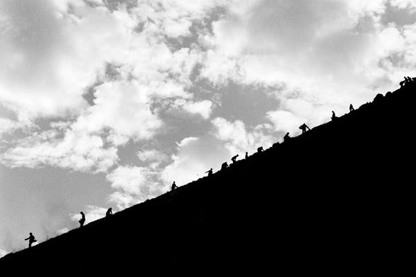 Thành phố Bình Đỉnh Sơn là một cơ sở công nghiệp than lớn nằm ở vùng đồng bằng trung tâm của tỉnh Hà Nam, Trung Quốc. Trong nhiều năm, phế thải than - sản phẩm phụ của các mỏ than - đã tích lũy thành hơn mười ngọn đồi. Dân làng và công nhân nhập cư gần đó nhặt than ra khỏi đồi phế thải để có thêm thu nhập.