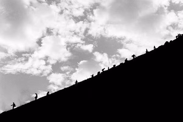 Thành phố Bình Đỉnh Sơn là một cơ sở công nghiệp than lớn nằm ở vùng đồng bằng trung tâm của tỉnh Hà Nam, Trung Quốc. Trong nhiều năm, phế thải than - sản phẩm phụ của các mỏ than - đã tích lũy thành hơn mười ngọn đồi. Dân làng và công nhân nhập cư gần đó nhặt than ra khỏi đồi phế thải để có thêm thu nhập.