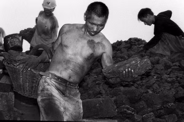 Nhặt than là công việc bẩn, mệt mỏi và nguy hiểm. Nước thải từ bụi than và đất đá hòa lẫn với mồ hôi còn người thu gom thì lấm lem bụi bẩn. Khi nhặt than, họ phải cảnh giác trước các mảnh vụn đổ xuống đồi. Nó có thể làm bị thương hoặc thậm chí giết chết họ. Để lấy than, những người thu gom vội vã chạy lên đồi mà không đợi đất đá lắng xuống.