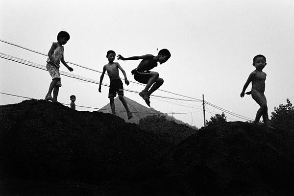 Trong những năm gần đây, những gì từng là sự phiền toái đã trở nên có giá trị hơn nhờ những nỗ lực ngày càng tăng của chính phủ để cải thiện môi trường. Một số người đã tận dụng giá than tăng, trộn phế thải với than thô để đem bán.