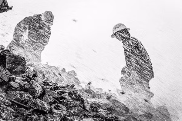 Để kiểm tra một mẩu than, những người thu gom giữ nó trước một máy bơm nước áp lực cao để xả đất bẩn, tháng 1/2002. Năm 2005, bốn đống phế thải đã sụp đổ, khiến 8 người chết, thiêu rụi hơn 100 người bởi sóng nhiệt và phá hủy hơn 40 ngôi nhà. Nhiều người vẫn mạo hiểm lên đồi để kiếm vài chục nhân dân tệ mỗi ngày.