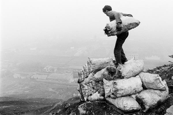 Những túi than xếp chồng lên nhau được trượt xuống đồi. Mỗi bước của quá trình đều rủi ro. Khi những ngọn đồi phế thải chất cao, cư dân gần đó phải chịu đựng hậu quả. Một số ngôi nhà đã bị phá hủy bởi các mảnh vỡ từ những ngọn đồi. Bụi đã ảnh hưởng đến việc thu hoạch mùa màng và thu nhập của dân làng. Những đống rác thải khiến nhiều dân làng cảm thấy chán nản.