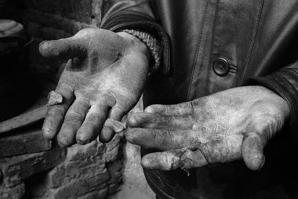 Không ai muốn nhặt than từ những đồi phế thải. Một số mỏ hợp đồng với dân làng địa phương để thu gom than. Một số mỏ hợp đồng việc khai thác các đồi phế thải thực tế cho các cá nhân, sau đó công việc được giao lại cho những người thu gom. Những người thu gom than làm việc cả ngày lẫn đêm, bất kể mưa gió, và được trả rất ít.