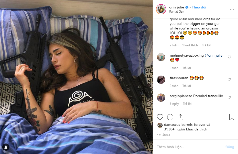 Sau khi nhập ngũ Orin Julie nhanh chóng nổi tiếng với biệt danh "nữ hoàng súng ống" trên mạng xã hội nhất là trên Instagram, nơi cô thường xuyên đăng tải những bức ảnh về tình yêu của mình giành cho vũ khí. Nguồn ảnh: Instagram/orin_julie.