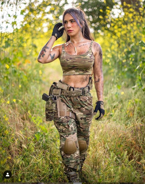 Chia sẻ với tờ Daily Caller, cựu binh sĩ Israel cho biết cô có tình yêu đặc biệt với súng. Khi Julie đăng tải các bức ảnh chia sẻ đời sống quân nhân, nhiều nhà sản xuất súng đã liên hệ mời cô làm người mẫu cho các sản phẩm của họ. Nguồn ảnh: Instagram/orin_julie.