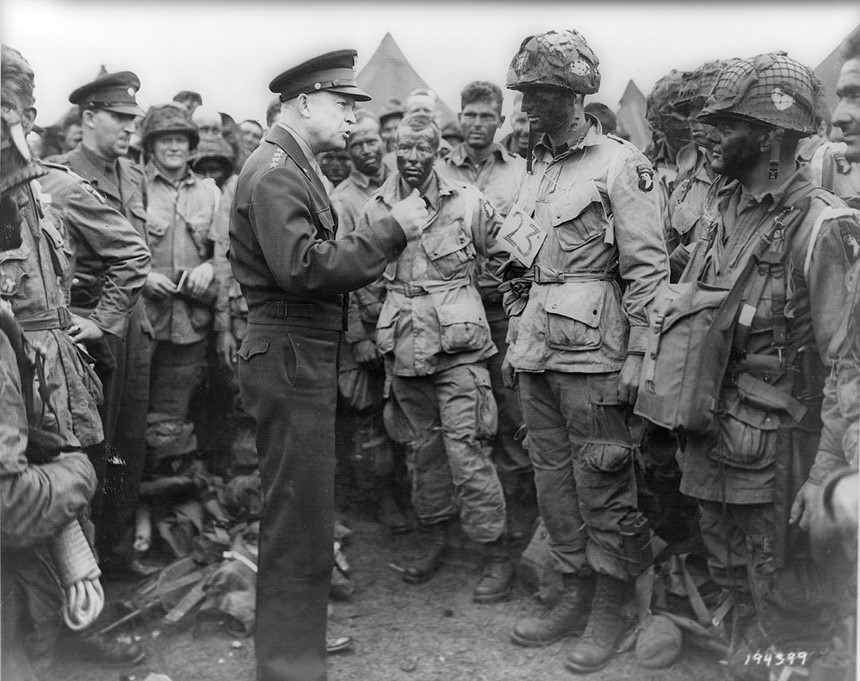 Tướng Dwight D. Eisenhower, tổng tư lệnh tối cao quân đội Đồng minh, dặn dò các binh sĩ nhảy dù trước giờ xuất kích. Ban đầu, phe Đồng minh dự định mở màn cuộc đổ bộ vào ngày 5/6/1944, nhưng tướng Eisenhower đã quyết định lùi giờ G thêm 24 tiếng vì thời tiết bất lợi.