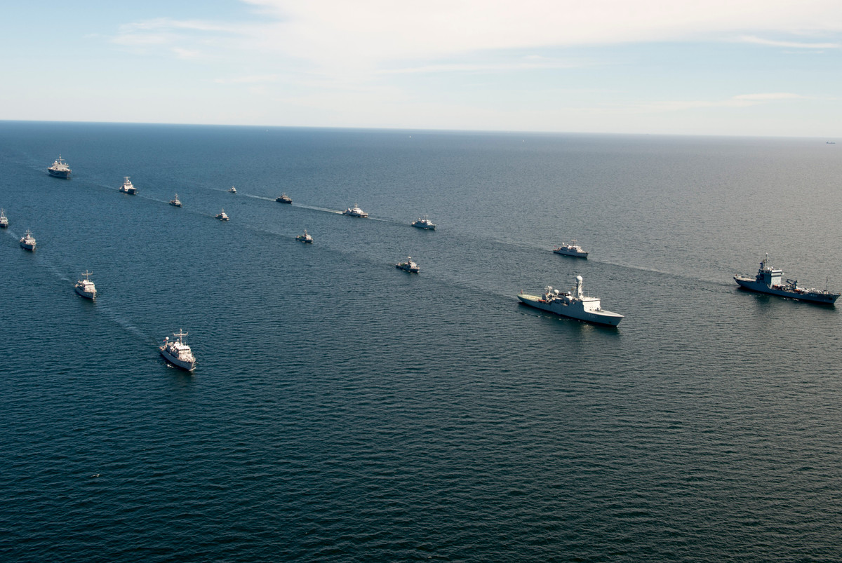 My va 17 nuoc tap tran ram ro, Nga cu tau chien theo doi-Hinh-2