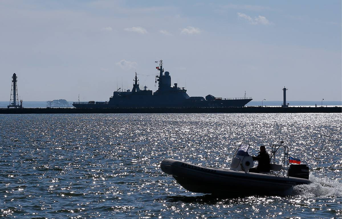 My va 17 nuoc tap tran ram ro, Nga cu tau chien theo doi-Hinh-4