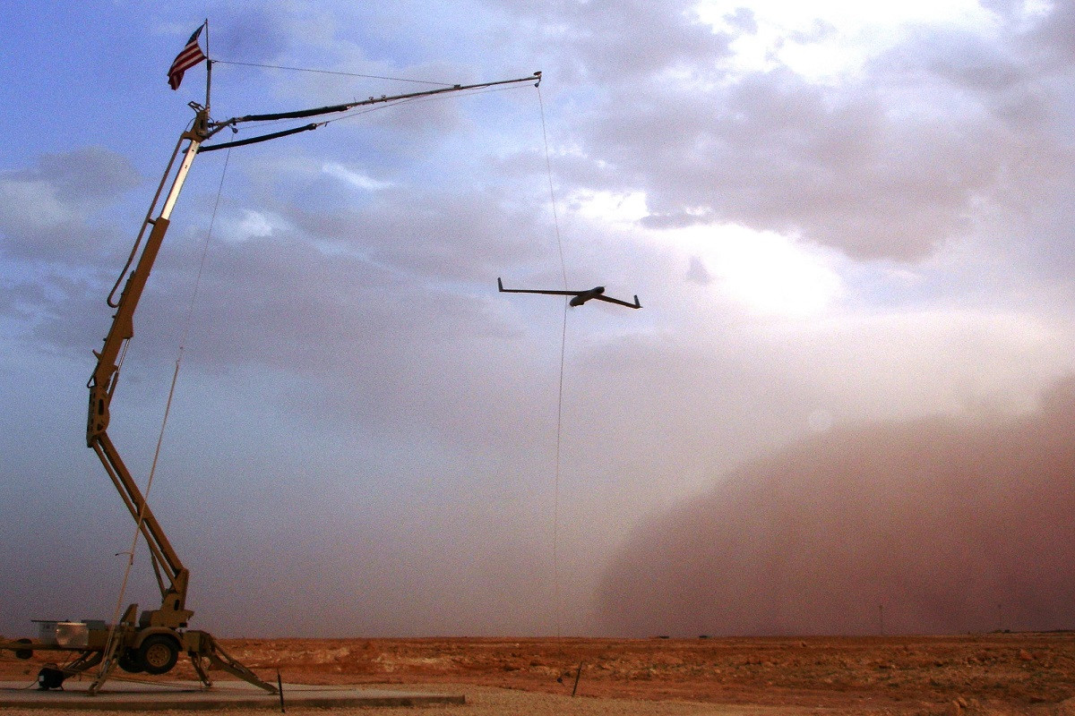 Về thiết kế ScanEgale là một máy bay trinh sát không người lái cỡ nhỏ, có thể thu hồi, với khả năng bay liên tục hơn 20 tiếng và tầm hoạt động gần 1.500 km. Thiết bị bay không người lái của Boeing có chiều dài 1,6 m và sải cánh 3,1 m, với đầu cánh được bẻ cong lên phía trên. Hầu như tất cả các mép sau của cánh đều được cơ giới hóa. Nguồn ảnh: C4ISRNET