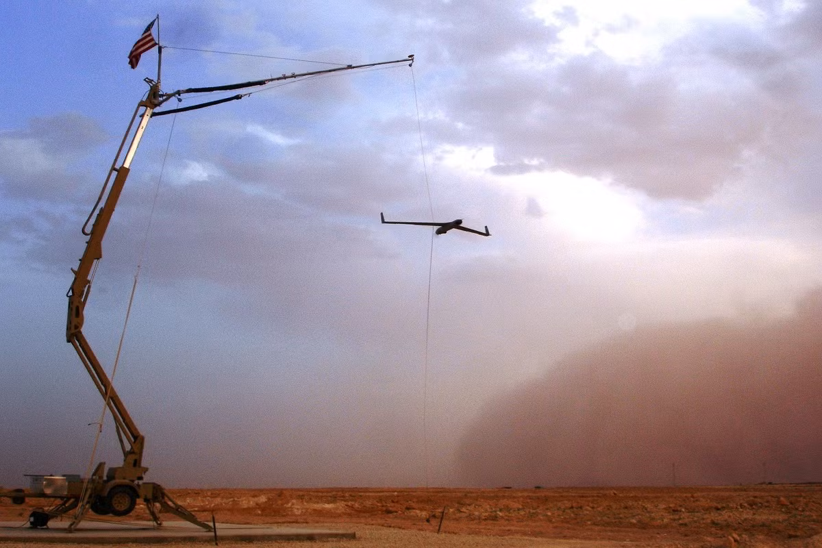 Về thiết kế ScanEgale là một máy bay trinh sát không người lái cỡ nhỏ, có thể thu hồi, với khả năng bay liên tục hơn 20 tiếng và tầm hoạt động gần 1.500 km. Thiết bị bay không người lái của Boeing có chiều dài 1,6 m và sải cánh 3,1 m, với đầu cánh được bẻ cong lên phía trên. Hầu như tất cả các mép sau của cánh đều được cơ giới hóa. Nguồn ảnh: C4ISRNET