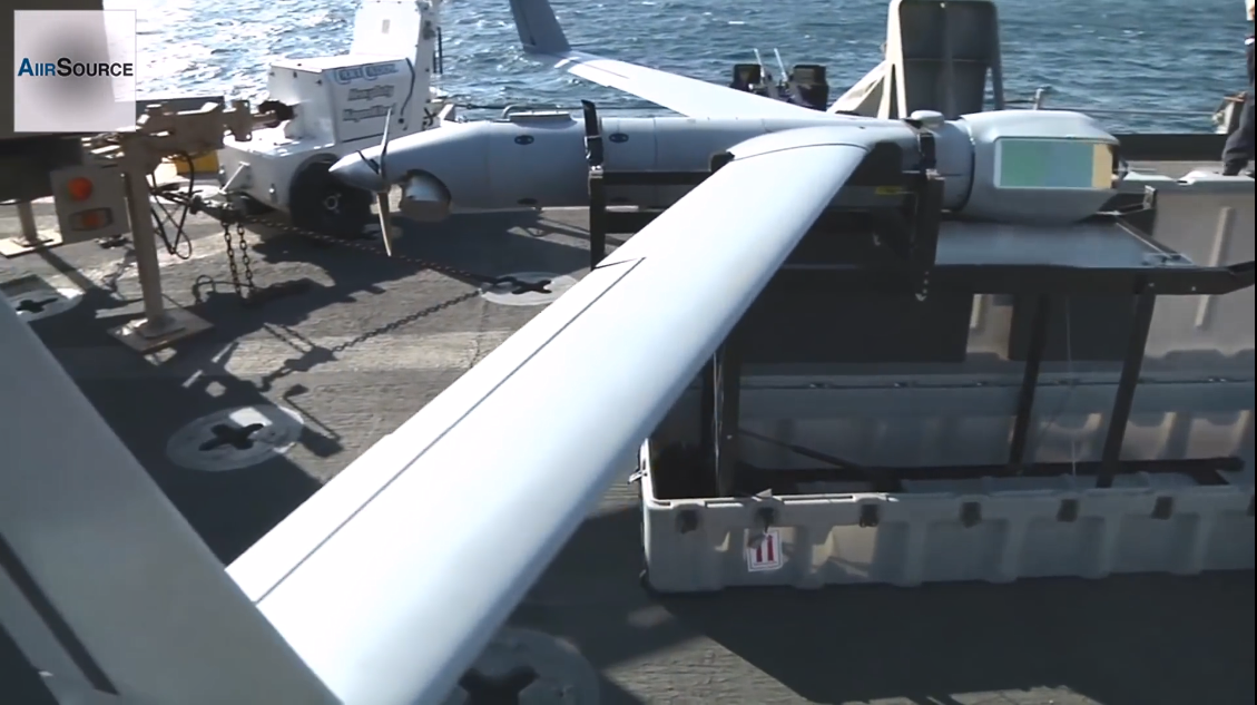 Tính đến tháng 1/2009, ScanEagle đã thực hiện trên 1.500 nhiệm vụ cứu hộ thành công và trải qua 50.000 giờ bay chiến đấu ở Iraq. Nó còn được triển khai trên các tàu tấn công và đổ bộ lưỡng cư của Hải quân Mỹ. Nguồn ảnh: AiirSource Military