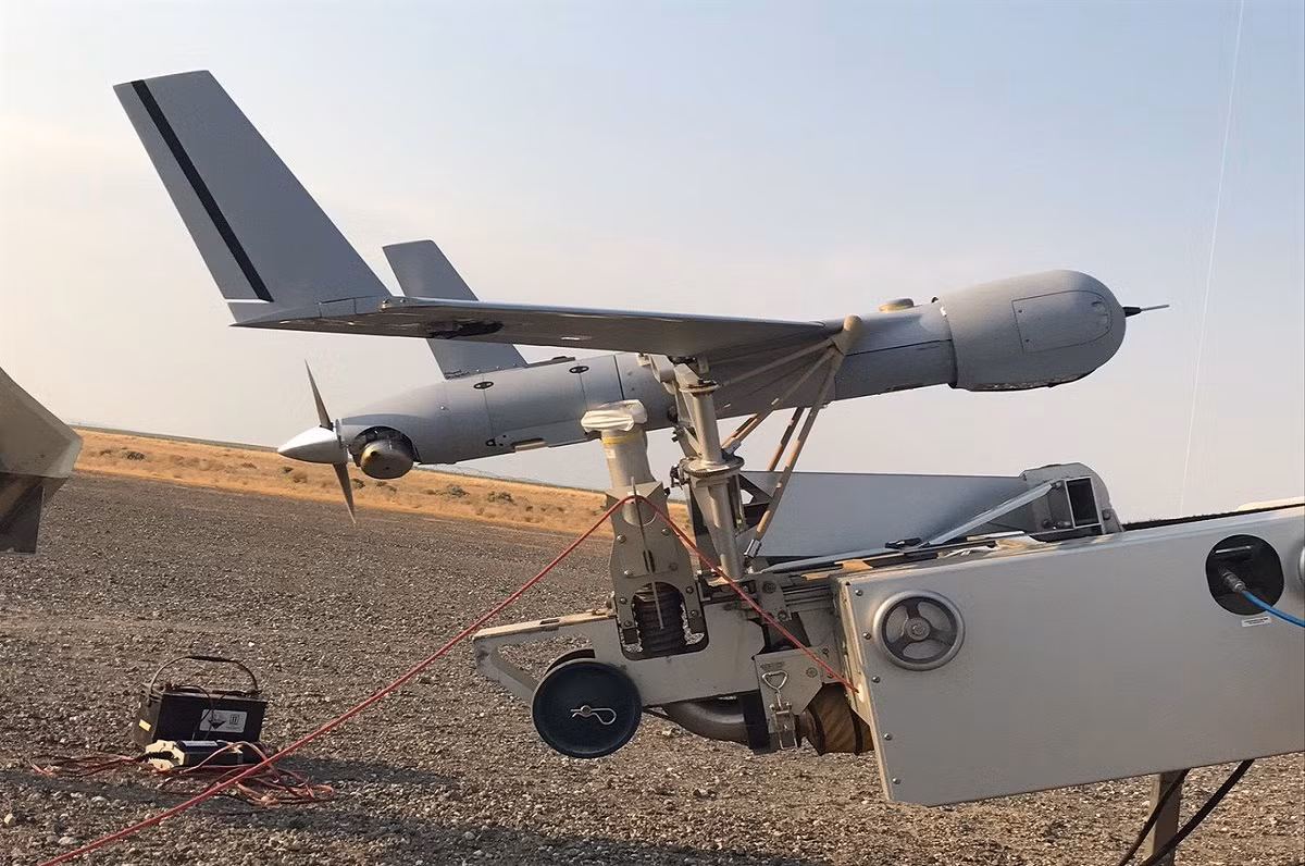 UAV ScanEagle được phát triển bởi công ty Institu và hãng Boeing tại cơ sở Phantom Works, được Hải quân Mỹ đưa vào trang bị từ năm 2005. Chỉ trong ba tháng đầu tiên của năm 2007, mẫu UAV này đã hoàn thành trên 30.000 giờ nhiệm vụ chiến đấu, trong đó có nhiều nhiệm vụ tại chiến trường Iraq. Nguồn ảnh: C4ISRNET