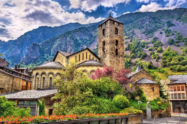 Andora. Dù không có quân đội, nhưng quốc gia châu Âu này lại có các hiệp ước bảo vệ với hai quốc gia láng giềng là Pháp và Tây Ban Nha. Ngoài ra Andora có lực lượng cảnh sát được trang bị tốt và đơn vị đặc biệt chống khủng bố.