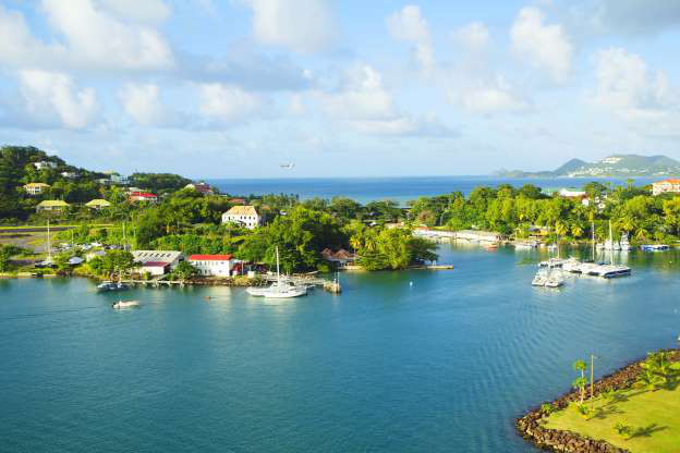 Saint Lucia. Cũng giống như nhiều nước láng giềng, việc phòng vệ của Saint Lucia do Hệ thống An ninh Khu vực đảm bảo. Cảnh sát Hoàng gia Saint Lucia được thành lập năm 1834, chịu trách nhiệm đảm bảo an ninh nội bộ.