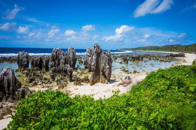 Nauru. Quốc gia Trung Phi này không có lực lượng quân đội, nhưng có thỏa thuận không chính thức với Australia về hợp tác quốc phòng. Quốc gia nhỏ thứ 3 thế giới về diện tích này có lực lượng cảnh sát được trang bị tốt đảm bảo an ninh nội địa.