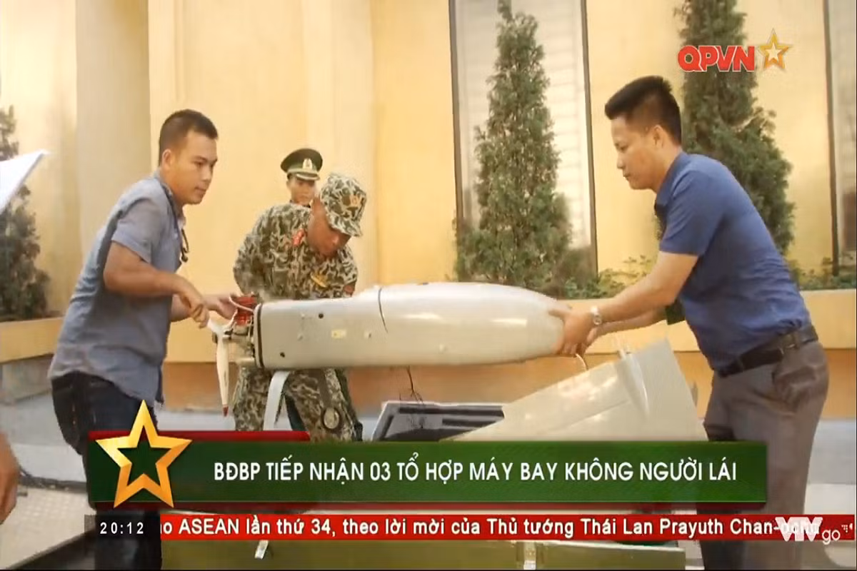 Được biết, tổ hợp máy bay trinh sát không người lái (UAV) VUA-SC-3G là sản phẩm do Tập đoàn Công nghiệp Viễn thông Quân đội Viettel chế tạo. Đây là dòng UAV được thiết kế dành cho các hoạt động như theo dõi các mục tiêu ở vùng xa xôi hẻo lánh như cột mốc biên giới, khảo sát vẽ bản đồ từ trên cao, giám sát giao thông và hộ trợ cứu hộ cứu nạn. Nguồn ảnh: QPVN.