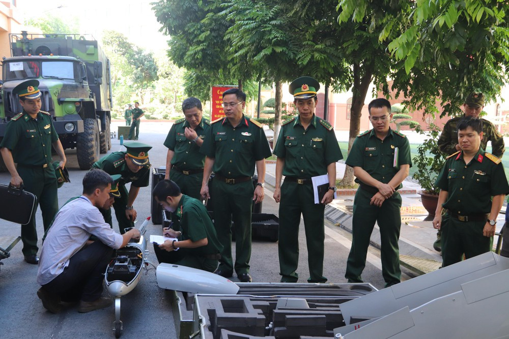 Phát biểu tại lễ bàn giao Đại tá Trần Ngọc Hữu, Phó Tham mưu trưởng BĐBP nhấn mạnh, tổ hợp UAV VUA-SC-3G là sản phẩm có tính ứng dụng cao, nhất là cho các nhiệm vụ của Bộ đội Biên phòng như quản lý, bảo vệ biên giới, phát hiện mục tiêu, phòng chống các loại tội phạm. Nguồn ảnh: Báo Biên phòng.