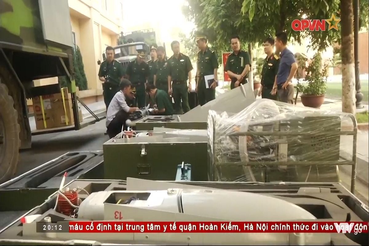 Trước đó từ năm 2018, Tập đoàn Công nghiệp Viễn thông Quân đội Viettel đã tổ chức khóa đào tạo huấn luyện cho 12 cán bộ, chiến sĩ Biên phòng với 4 kíp bay, 3 kíp chịu trách nhiệm chính và 1 kíp dự phòng để triển khai nhiệm vụ huấn luyện diễn tập và sẵn sàng chiến đấu đối với các tổ hợp UAV VUA-SC-3G thuộc biên chế Bộ Tư lệnh Bộ đội Biên Phòng (BĐBP). Nguồn ảnh: QPVN.