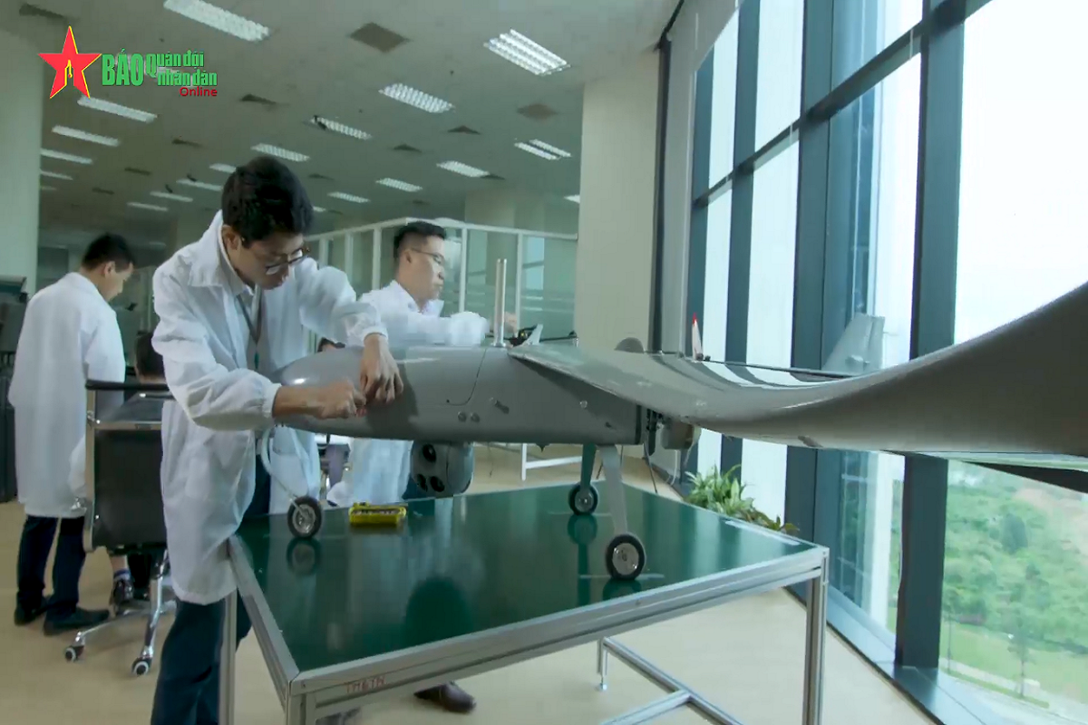 Việc Quân đội ta lần lượt trang bị các mẫu UAV trinh sát do trong nước tự chế tạo cho các quân binh chủng đã thể hiện rõ sự phát triển vượt bậc của ngành công nghiệp quốc phòng Việt Nam trong những năm qua, mà đi đầu trong đó là các sản phẩm quốc phòng ứng dụng công nghệ cao. Nguồn ảnh: Quân đội Nhân dân.