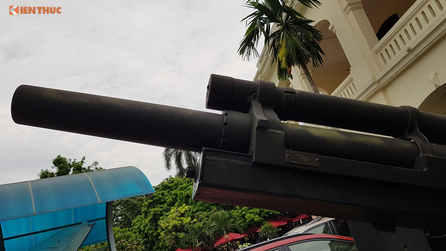 Quay lại với chiến dịch Điện Biên Phủ, mặc dù thực dân Pháp biết rằng chúng ta đã có lực lượng pháo binh, nhưng chúng không thể ngờ chúng ta lại đưa lực lượng này lên lòng chảo Điện Biên, bất chấp việc ở thời điểm đó Quân đội ta chưa có các phương tiện cơ giới chuyên dụng. Cận cảnh nòng pháo 105mm của M2A1.