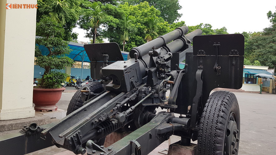 Và càng đặc biệt là hai năm sau đó, khẩu pháo M2A1 trên lại được Đại đội 806 thuộc Trung đoàn pháo binh 45 (một trong hai trung đoàn pháo binh đâì tiên của Việt Nam), Đại đoàn 351 sử dụng nổ những phát súng đầu tiên tấn công cứ điểm Him Lam, mở màn chiến dịch Điện Biên Phủ lịch sử, ngày 13/3/1954.