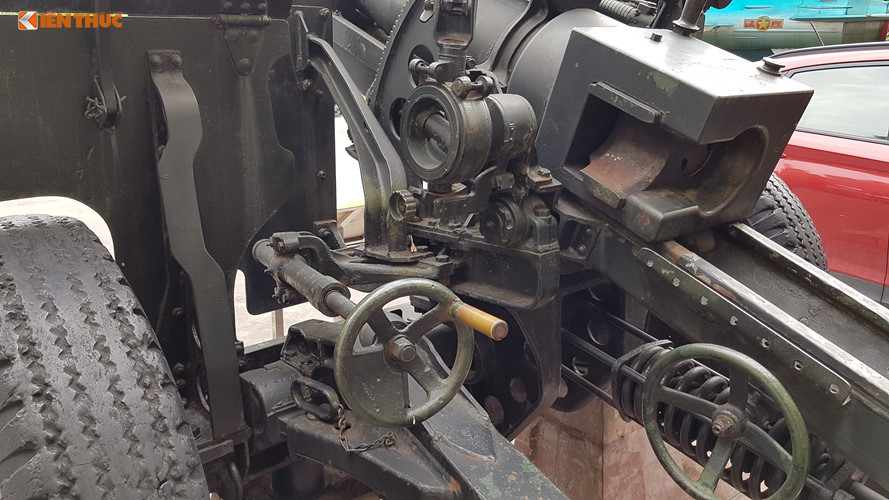 M2A1 sử dụng nòng pháo cỡ 105mm bắn đạn cỡ 105x372R, tầm bắn tối đa hơn 11km, sơ tốc đầu đạn 472m/s. Nó thường sử dụng để tiêu diệt các mục tiêu công sự, chế áp hỏa lực pháo binh nhờ tầm bắn xa, độ chính xác cùng khả năng sát thương cao.