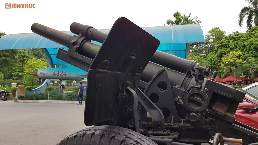 Tổng trọng lượng chiến đấu của M2A1 là hơn 2.2 tấn, chiều dài thân pháo tính từ đầu nòng cho tới đuôi càng là 5.9m, trong đó chiều dài nòng là 2.3m. Góc nâng hạ nòng của M2A1 là từ -5 ° đến + 66 °, góc quay tối đa 46 °.