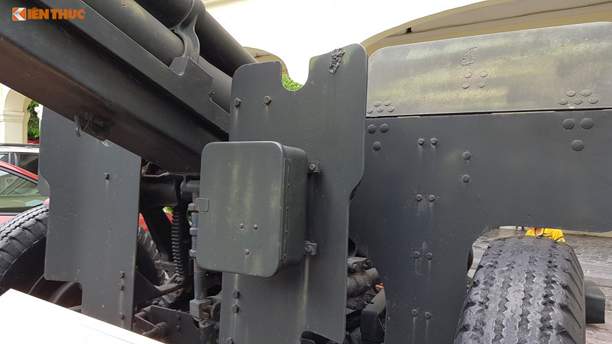 Giống như nhiều mẫu pháo cùng thời khác, M2A1 cũng được trang bị các tấm chắn đạn bằng thép giúp bảo vệ kíp pháo thủ trước mảnh bom đạn, hoặc hỏa lực bắn thẳng từ đối phương.