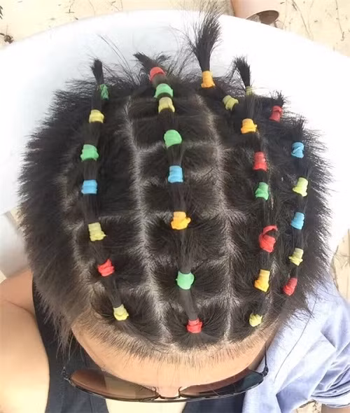 Đây đích thị là kiểu tóc "7 sắc cầu vồng" rồi.