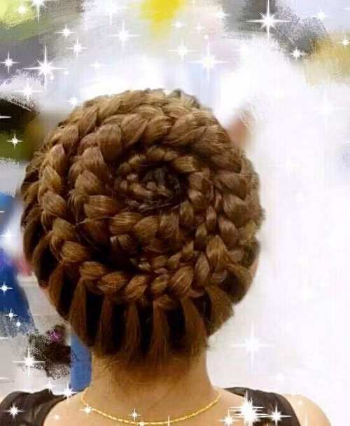 Quá phục người sáng tạo ra kiểu tóc tết này.