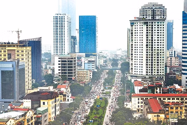 Tuyến phố Nguyễn Chí Thanh cũng ngày càng mọc lên nhiều cao ốc khiến giao thông ùn tắc thường xuyên - Ảnh: Anh Tuấn/Giao thông.