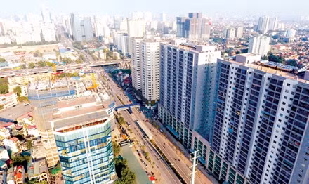 Nổi cộm hơn là trục đường Tố Hữu, chỉ vẻn vẹn 2,7 km mà có tới khoảng 40 cao ốc từ 25-35 tầng. Ảnh: Anh Tuấn/Tiền Phong.