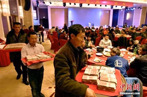 Xon xao cong ty phat thuong dam, nhan vien dung khay dung tien-Hinh-3